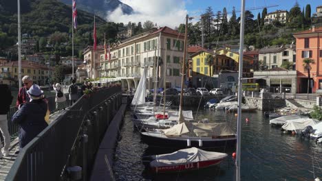 Yates-Flotando-En-El-Puerto-De-La-Ciudad-De-Menaggio-Cerca-Del-Lago-De-Como.