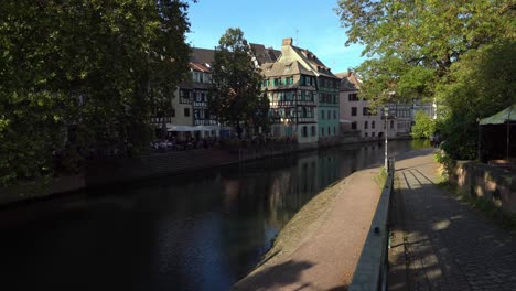 Petite-France-Es-El-Animado-Centro-Turístico-De-Estrasburgo,-Conocido-Por-Sus-Calles-Adoquinadas,-Canales-Y-Casas-Con-Entramado-De-Madera-Bien-Conservadas.