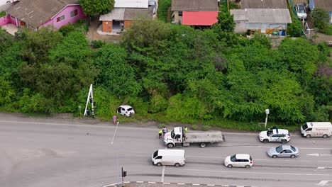 Mittlere-Luftaufnahme-Eines-Abschleppwagens-Und-Eines-Verunglückten-Autos-Im-Dschungel,-Der-Den-Verkehr-Verlangsamt