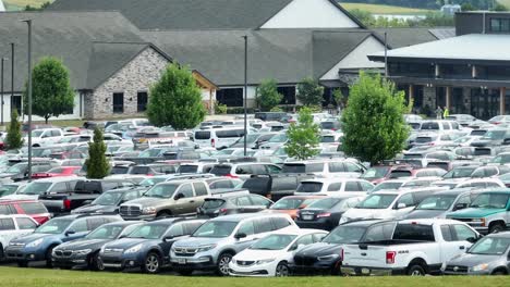 Coches-Estacionados-En-El-Estacionamiento-Completo-De-La-Megaiglesia-Moderna-En-EE.UU.