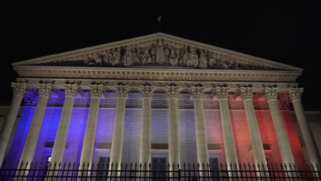 Beleuchtete-Fassade-Der-Nationalversammlung-Von-Paris-Bei-Nacht-Im-Frühherbst