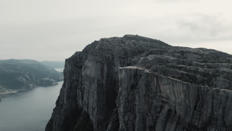 Noruega-Preikestolen-Con-Lysefjorden-Al-Fondo