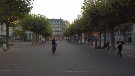 Corredor-Y-Ciclistas-Paseos-En-Lugar-Broglie-En-Estrasburgo