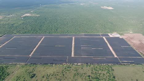 Toma-Aérea-De-Arriba-Hacia-Abajo-De-Un-Parque-Fotovoltaico-Ecológico-Que-Produce-Energía-Verde-En-La-Romana