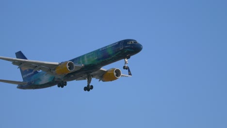 Eine-Boeing-757-Von-Icelandair-Fliegt-In-Landekonfiguration,-Nahaufnahme