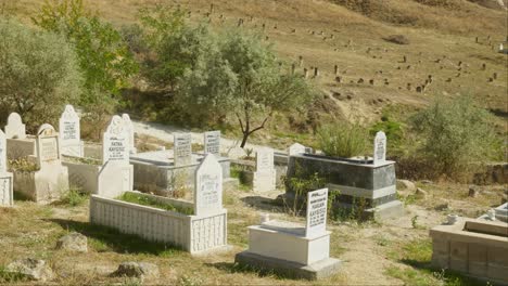 Cementerio-Musulmán-Islámico-Espiritual-Lápidas-Paisaje-Turco