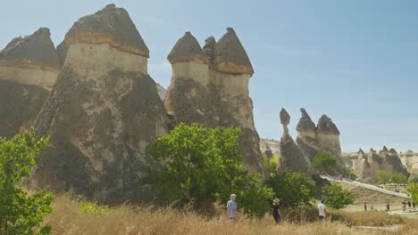 Los-Turistas-Visitan-Las-Formaciones-De-Pilares-Rocosos-De-La-Chimenea-De-Hadas-Del-Valle-De-Pasag.