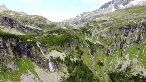 Hermosas-Montañas-Parcialmente-Cubiertas-De-Nieve-En-Los-Alpes-De-Kaernten,-Austria