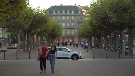 Ein-Junges-Französisches-Paar-Gibt-Beim-Spaziergang-Im-Place-Broglie-In-Straßburg-Ein-Friedenszeichen