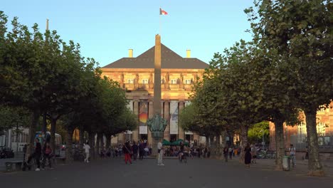La-Gente-Se-Encuentra-Frente-A-La-Ópera-Nacional-Del-Rin-En-Place-Broglie-En-Estrasburgo.