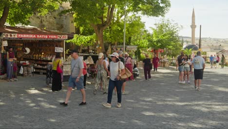 Los-Turistas-Visitan-El-Pueblo-Turco-Mercado-Cavusin-Capadocia