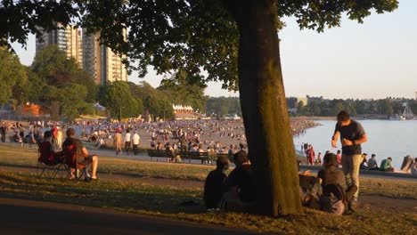 Gente-Abarrotada-En-La-Famosa-Playa-De-Vacaciones-En-La-Ciudad-De-Vancouver,-BC-Canadá