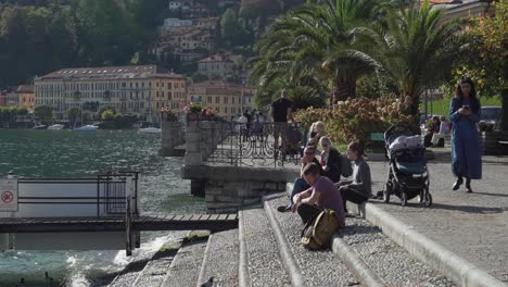 Las-Familias-Con-Niños-Disfrutan-De-Un-Día-Soleado-En-La-Ciudad-De-Menaggio,-Cerca-Del-Lago-De-Como.