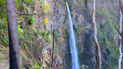 Zeitlupenschwenk-Von-Multnomah-Falls,-Oregon
