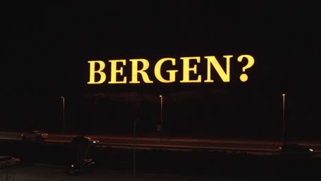 El-Tráfico-Pasa-Por-El-Cartel-De-Bergen-Con-Un-Signo-De-Interrogación-Fuera-De-La-Terminal-Del-Aeropuerto-De-Bergen.