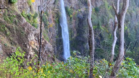 Slow-Motion-Shot-of-Multnomal-Falls,-Oregon