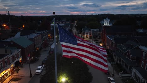 Bandera-Americana-En-Una-Pequeña-Ciudad-De-EE.UU.-Durante-El-Anochecer