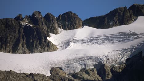 Elfin,-Squamish,-Columbia-Británica,-Canadá---Un-Comienzo-De-Sendero-Cubierto-De-Nieve---De-Cerca