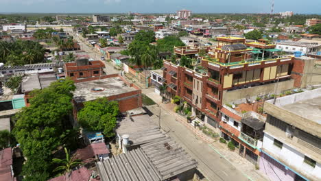 Tagsüber-über-Die-Stadt-Chichiriviche-In-Venezuela-Fliegen---Drohnenaufnahme