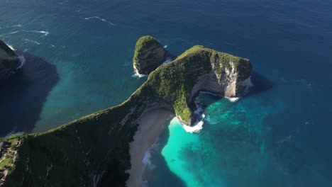A-hot-summers-day-at-the-iconic-Nusa-Penida-island-near-Bali,-Indonesia