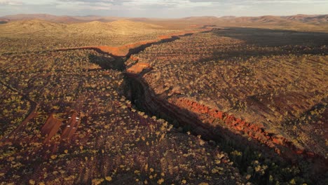 Aerial-panorama-view-of-Dales-Gorge-in-Karijini-National-Park-Area-at-sunset,-Western-Australia