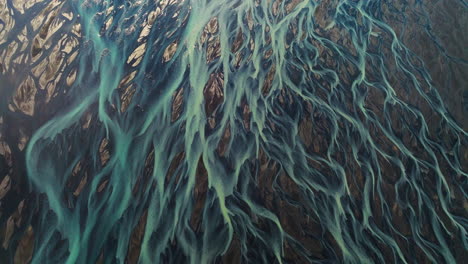 Zöpfe-Des-Kálfafell-Flusses-In-Island---Luftaufnahme-Von-Oben-Nach-Unten