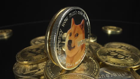 Moneda-Doge-Dorada-Y-Plateada-Sobre-Un-Montón-De-Monedas-Criptográficas-Girando-Sobre-Fondo-Negro,-Memecoin-Divertido,-Mercado-Criptográfico,-Perro-Shiba-Inu-Sobre-Una-Moneda,-Tiro-Giratorio-De-4k