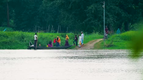 Dorfbewohner-Besteigen-Ein-Holzboot,-Um-Den-Fluss-In-Bangladesch-Zu-überqueren
