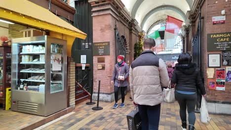 Cork-City,-Berühmtes-Gebäude,-Englischer-Markt-Mit-Geschäften-Und-Menschen-Im-Dezember,-Die-In-Richtung-Ausgang-Gehen