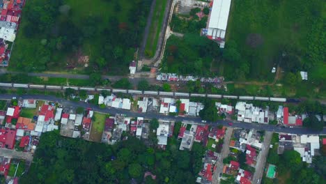 Schöne-Luftaufnahme-Mit-Drohne-Des-Vorbeifahrenden-Zuges-In-Der-Stadt-Cordoba,-Veracruz,-Mexiko