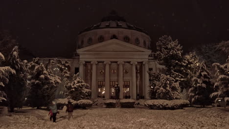 Rumänisches-Athenaeum-George-Enescu,-Winterschießen-Bei-Nacht,-Bukarest,-Rumänien