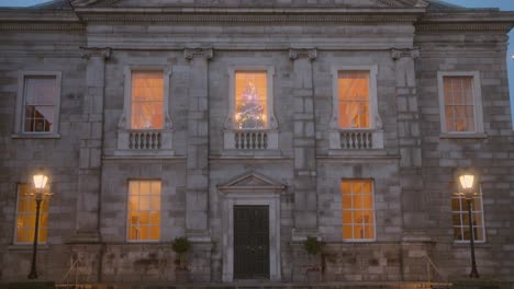 Tilting-shot-of-Trinity-College-and-University-at-Christmas-in-Dublin,-Ireland