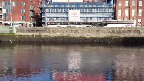 Ciudad-De-Cork-Con-El-Río-Lee-Y-El-Reflejo-Del-Sitio-De-Construcción