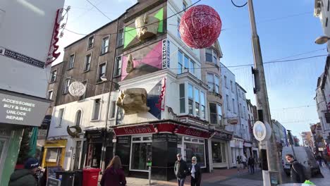 Cork-City-Irland-Straßenskulptur-An-Einer-Fassade-Des-Gebäudes