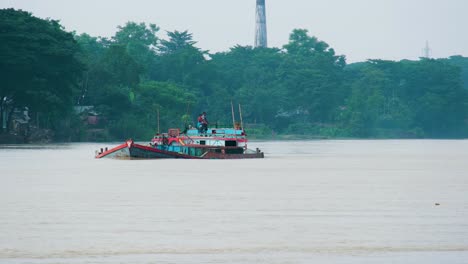 Beladenes-Frachtschiff-Auf-Dem-Surma-Fluss-In-Bangladesch,-Das-Fast-Vor-Gewicht-Sinkt