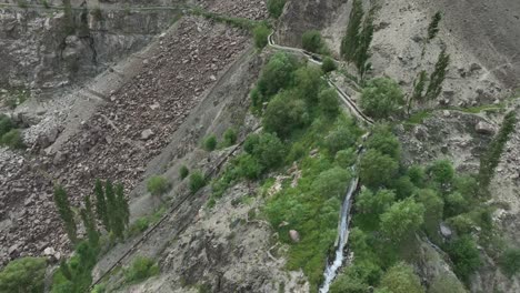Skardu's-Mantoka-Waterfall-in-Rugged-Terrain,-Pakistan