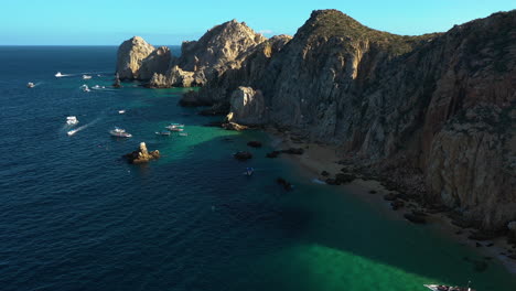 Aerial-view-rising-over-the-arch-of-Cabo-San-Lucas,-sunny-day-in-Mexico