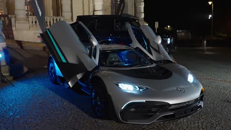 Proyecto-Futurista-Un-Coche-Mercedes-Con-Puertas-De-Tijera-Abiertas-Durante-La-Noche