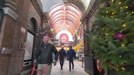 Cork-City-famous-historical-building,-English-market-with-shops,-and-people-in-December