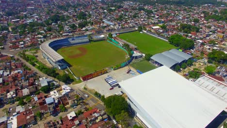 Hermosa-Vista-Aérea-Con-Drones-De-Los-Estadios-De-Córdoba,-Veracruz,-México