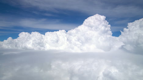 Nube-Blanca-Del-Pasajero-De-La-Ventana-Del-Avión.