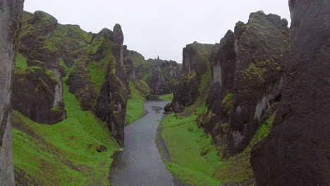 Paisaje-único-De-Fjadrargljufur-En-Islandia.