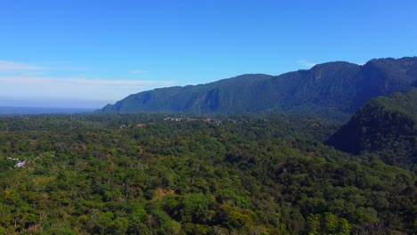 Wunderschöne-Luftaufnahme-Mit-Drohne-über-Dem-Regenwald-Im-Dschungel-Von-Ixhuatlan-Del-Café,-Veracruz,-Mexiko