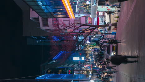 Myeongdong-Nachtmarkt-Vertikaler-Zeitraffer-Von-Menschen,-Die-In-Der-Fußgängerzone-In-Seoul,-Südkorea,-Einkaufen-Gehen