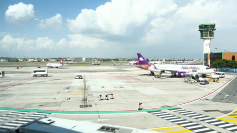 Amplia-Vista-De-La-Pista-De-Un-Aeropuerto-Con-Aviones-Y-Torre-De-Control.