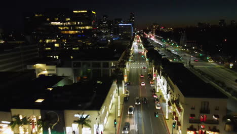 Vista-Aérea-Sobre-El-Tráfico-En-Las-Calles-Iluminadas-De-Beverly-Hills,-Noche-En-La