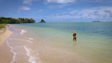 Ein-Mädchen-In-Einem-Gelben-Bikini-Und-Einem-Strohhut-Auf-Einer-Paradiesischen-Insel-Verkörpert-Den-Nervenkitzel-Von-Reisen,-Tourismus-Und-Urlaub-Im-Freien