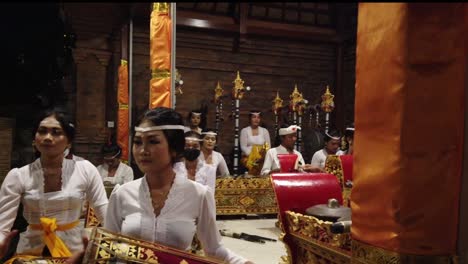 Músicos-Femeninos-Tocan-Instrumentos-Indígenas-De-La-Orquesta-Gamelan-De-Bali-Indonesia-En-Un-Templo-Exótico