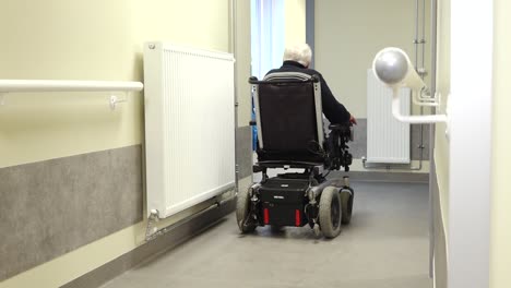 Eine-Behinderte-Person-Im-Rollstuhl