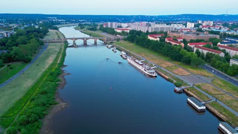 Puente-Albert-En-La-Ciudad-De-Dresde-Al-Atardecer,-Sajonia,-Alemania